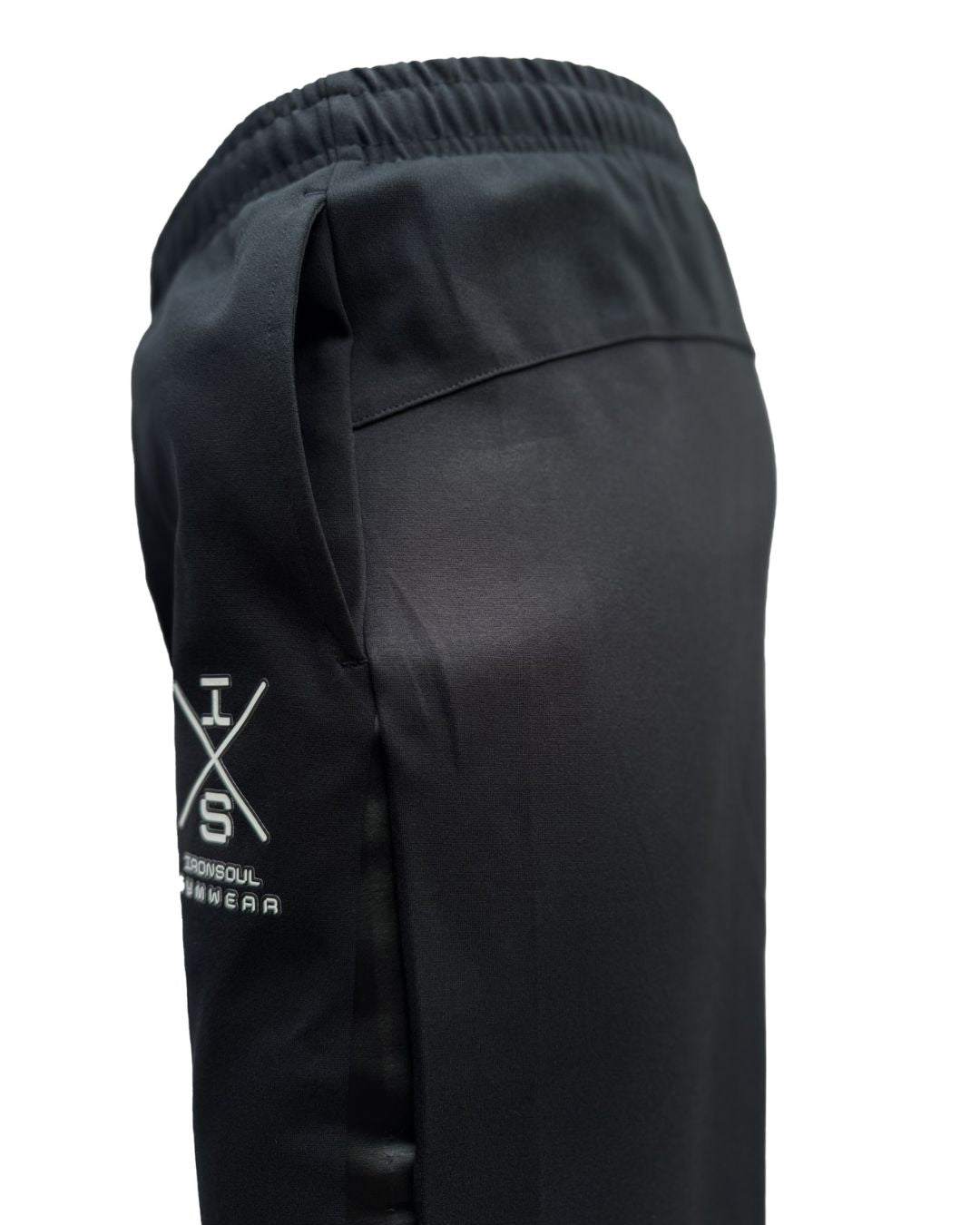 Zwarte AlphaTrack performance jogger van lichtgewicht ademend polyester met elastische tailleband en steekzakken
