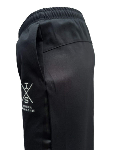 Zwarte AlphaTrack performance jogger van lichtgewicht ademend polyester met elastische tailleband en steekzakken